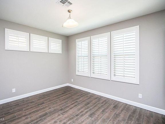 5th image of 932 W Yosemite Dr