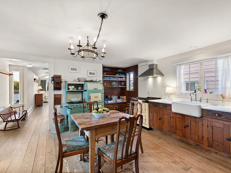 Kitchen with lots of charm!