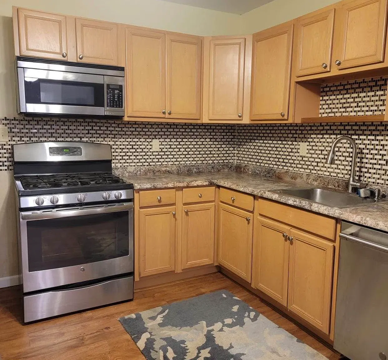 2 bed, 960 sqft, $1,300 — Photo 2