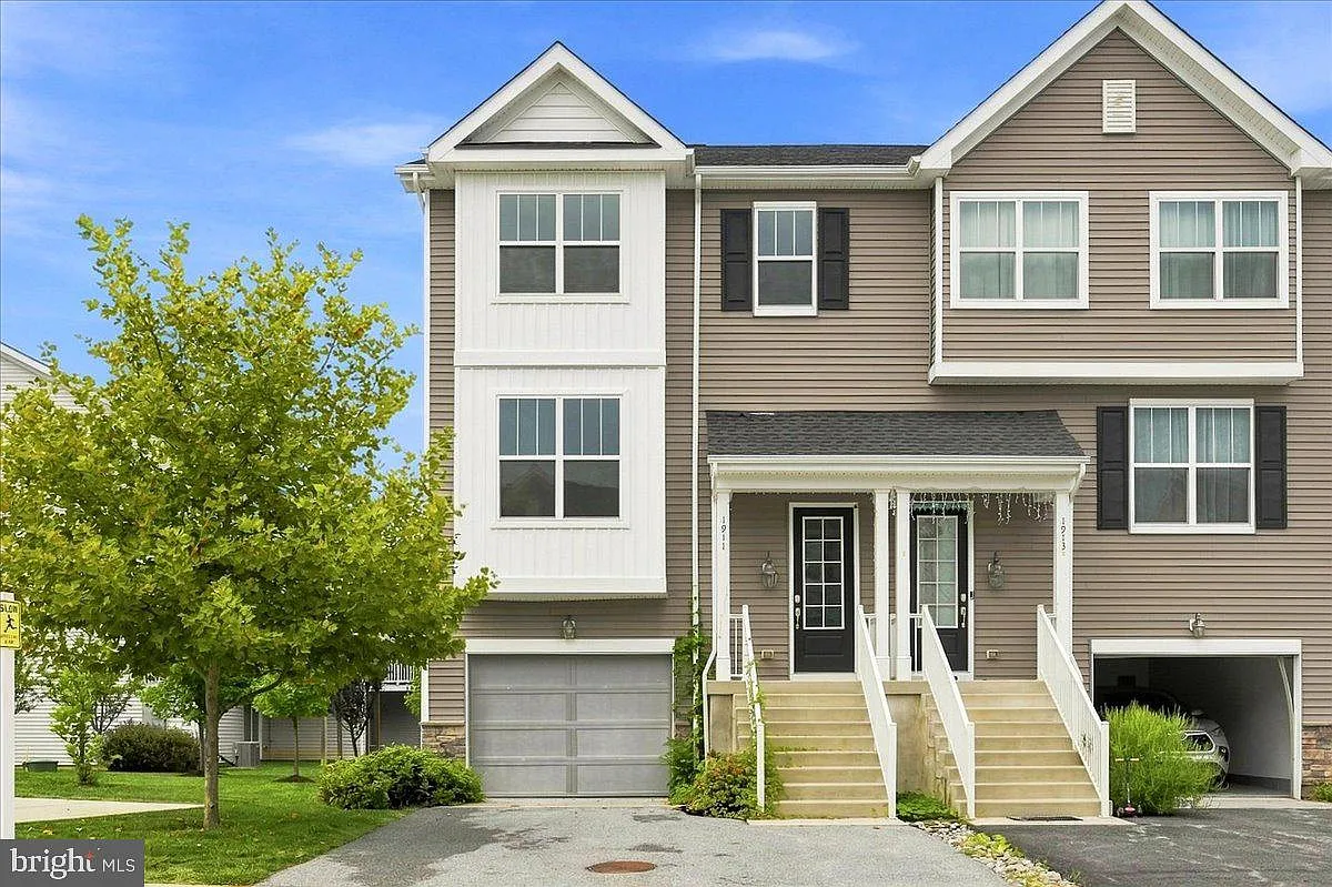 3 bed, 2.5 bath, 2130 sqft, $3,000 — Photo 1