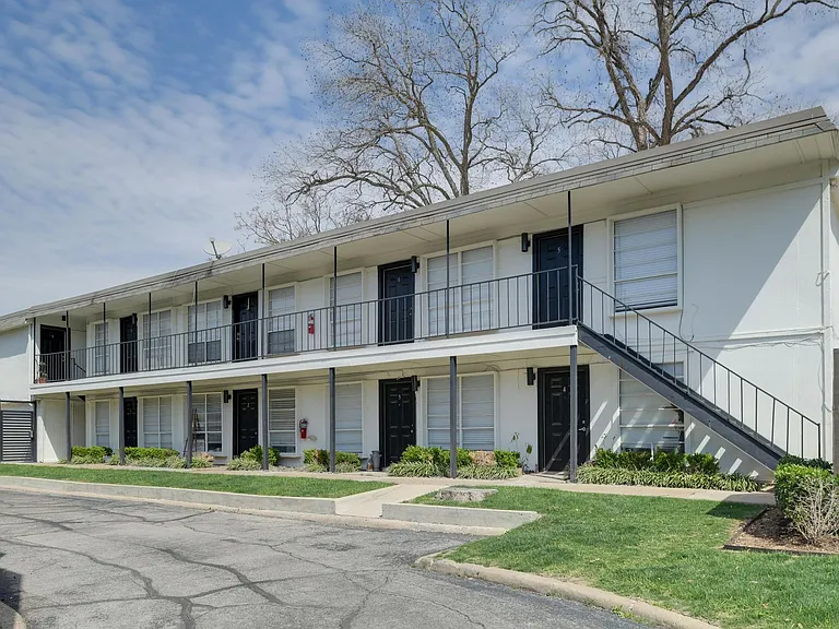 2808 Throckmorton St — Photo 3