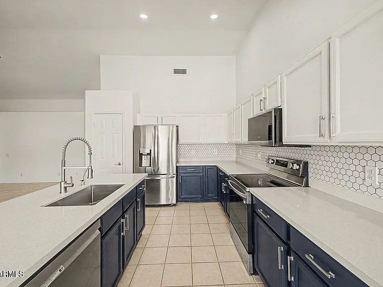 1320 E Cottonwood Ln — Photo 3