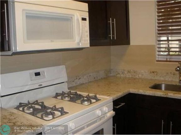4th image of 220 Collins Ave APT 2A