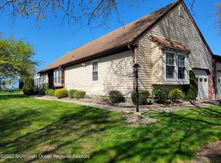 8 Berkshire Dr #B, Monroe Township, NJ 08831