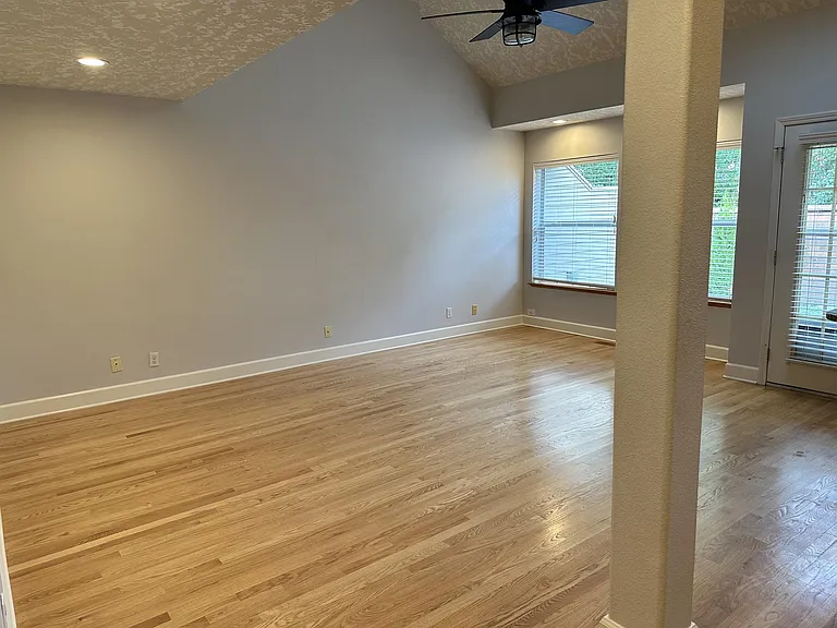330 E College St — Photo 8