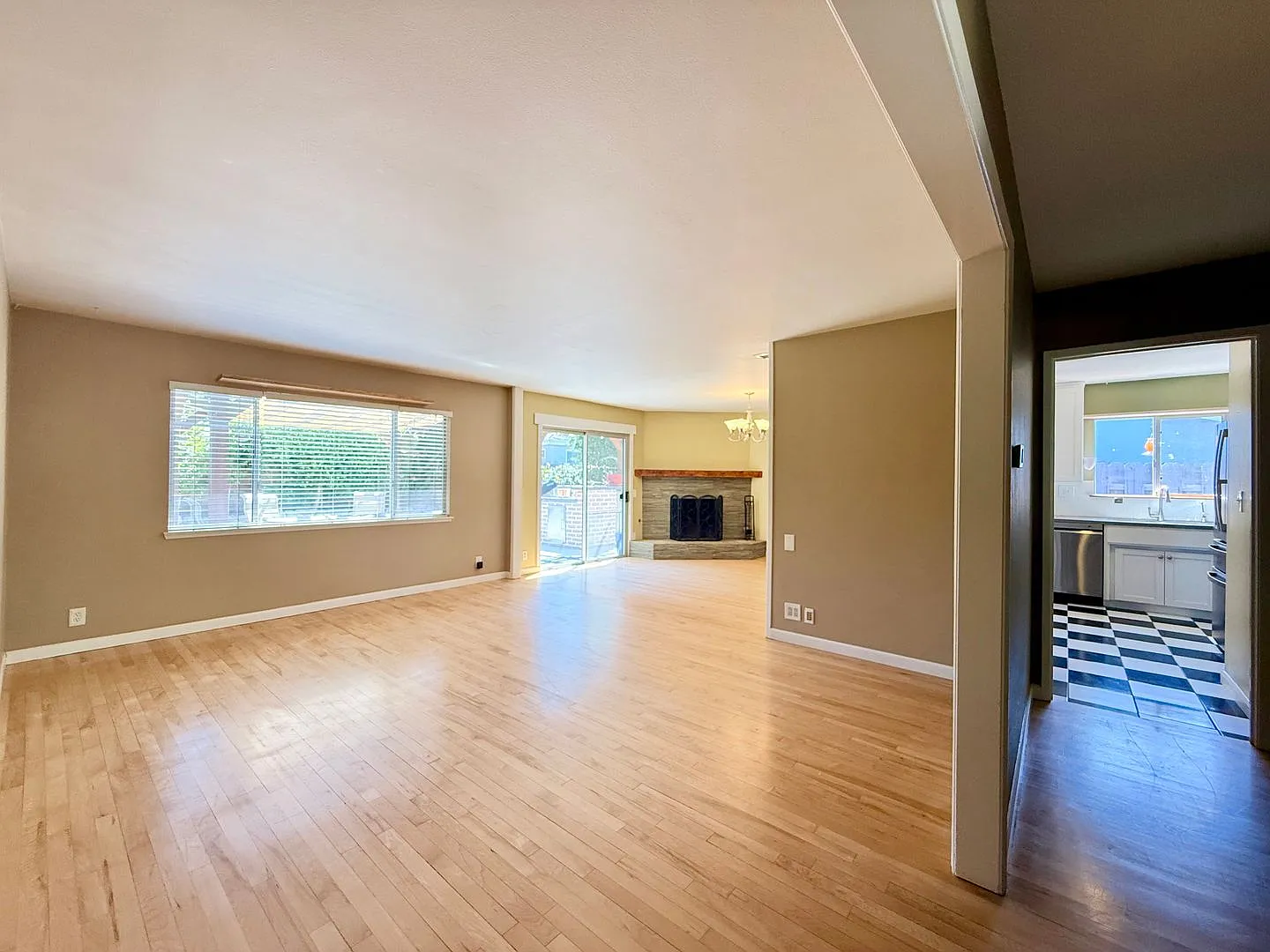 Cheerful Coastal Blue 4-Bedroom Home with A/C & Large Backyard — Photo 2