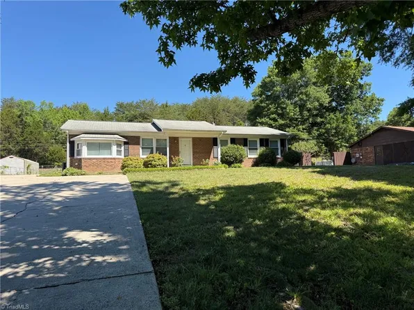 8933 Ambridge Dr, Kernersville, NC 27284