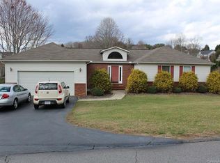 150 Canaan Dr, Candler, NC 28715