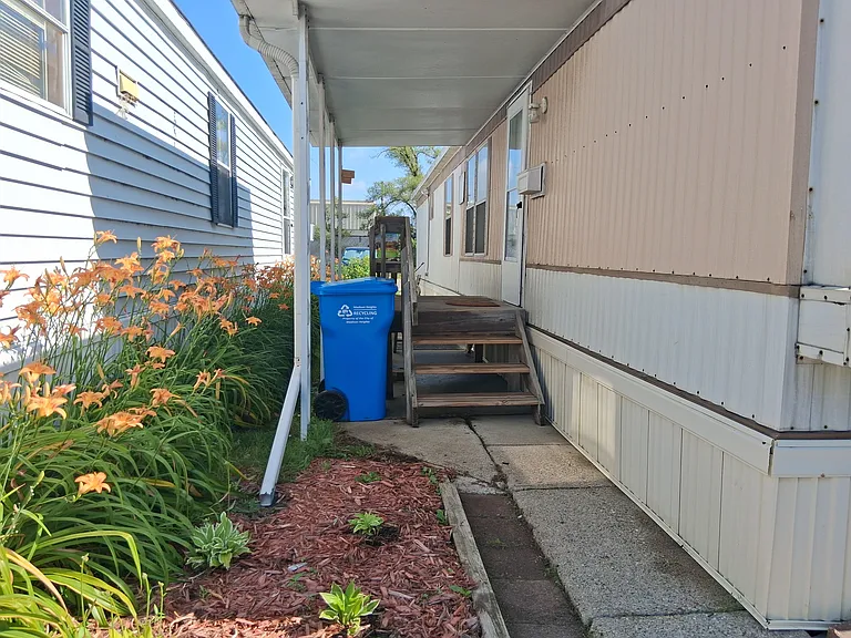 1042 Marie Ln — Photo 1