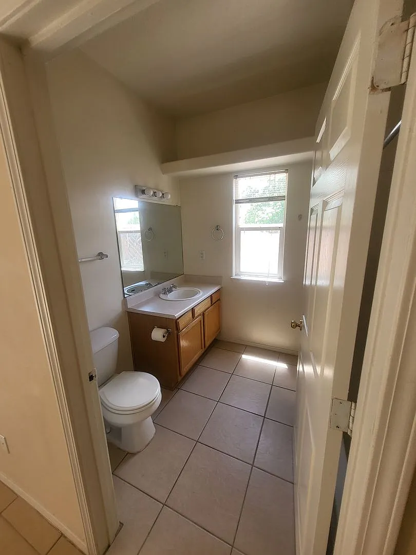 Ne 1018/Sf 2 Bedroom 2 Bath Townhome With Garage — Photo 2