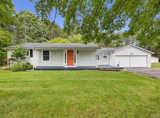 235 Hyatt Ln, Linden, MI