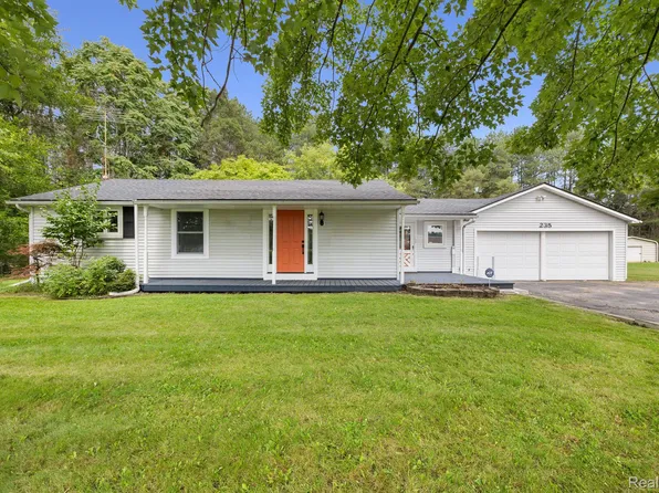 235 Hyatt Ln, Linden, MI 48451