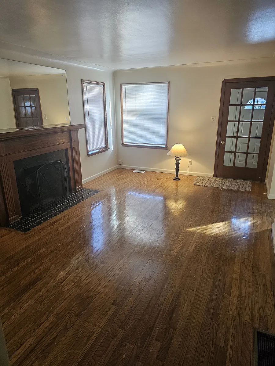 Living Room with natural fireplace - 20137 Spencer St