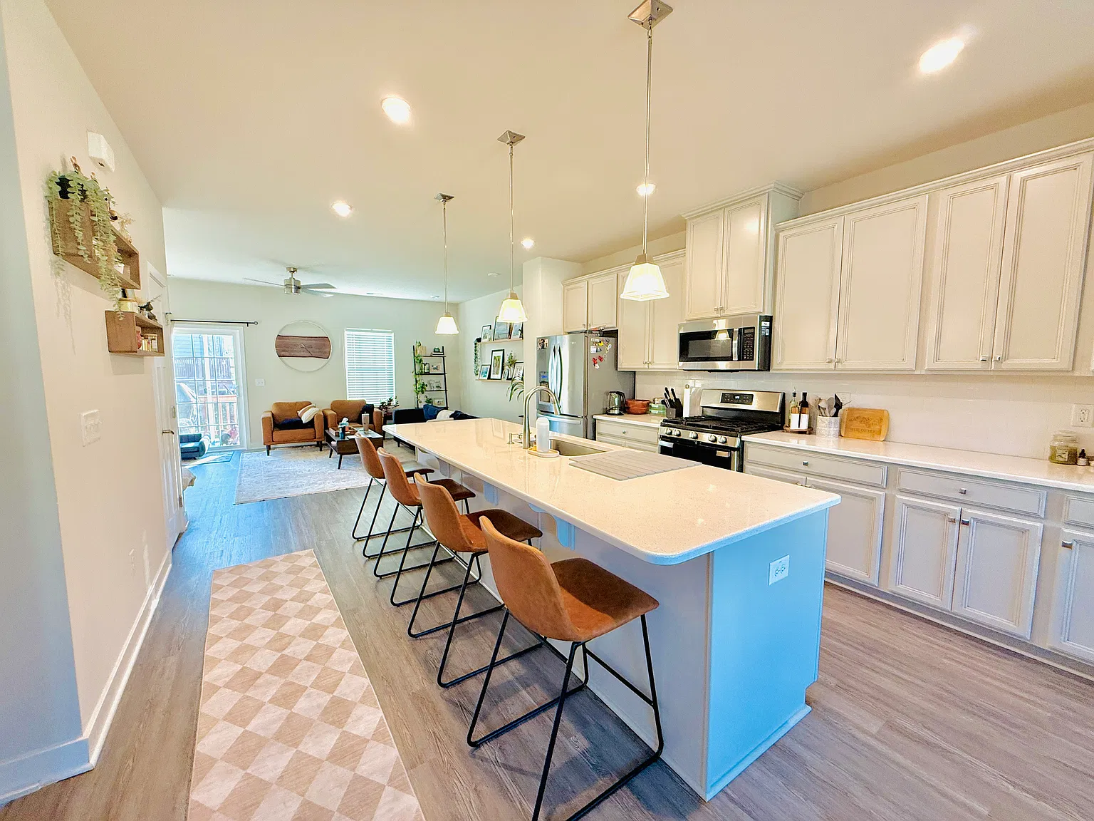 3 bed, 3.5 bath, 2217 sqft, $2,200 — Photo 2