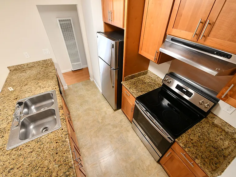 900 Alvarez Ave — Photo 11