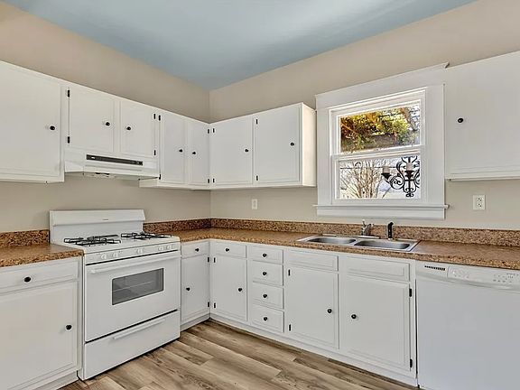 4th image of 214 W Blake Ln