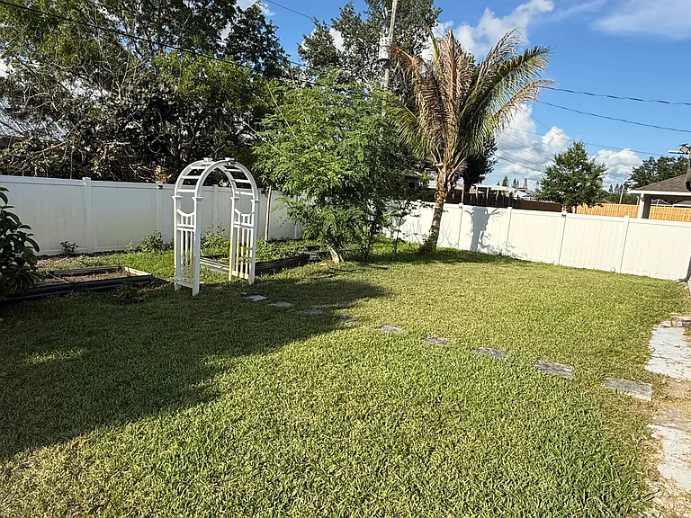 1481 SW Jacksonville Ave — Photo 30