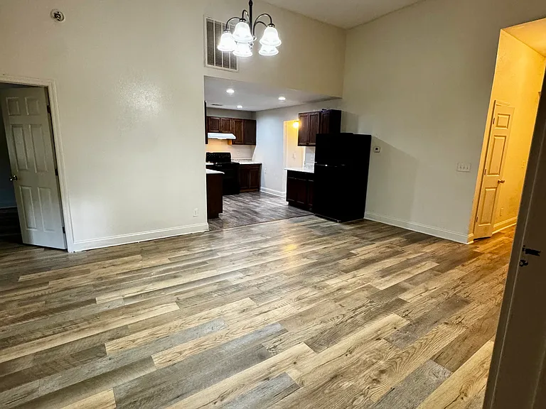 142 Lake Pointe Dr — Photo 2