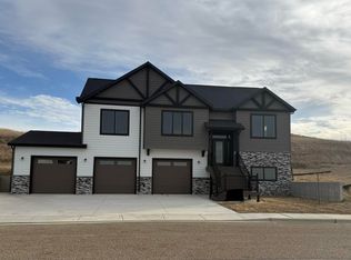 230 Leslie Ln, Watford City, ND 58854