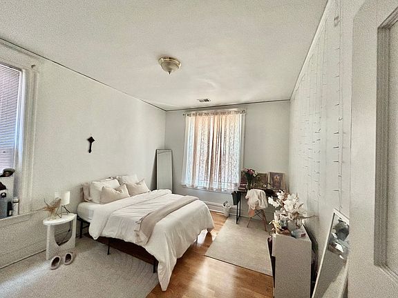 2nd image of 6044 Kingsbury Ave #6044