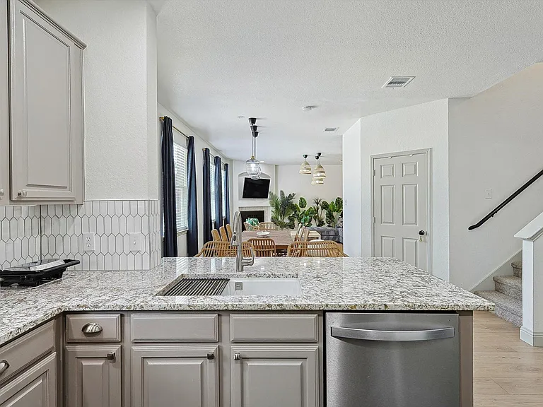 1049 Pullman Dr — Photo 19