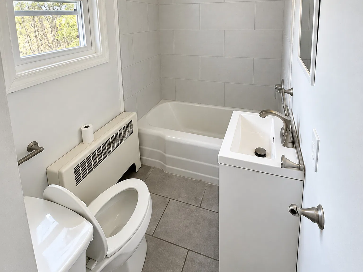 3 bed, 1200 sqft, $2,050 — Photo 3