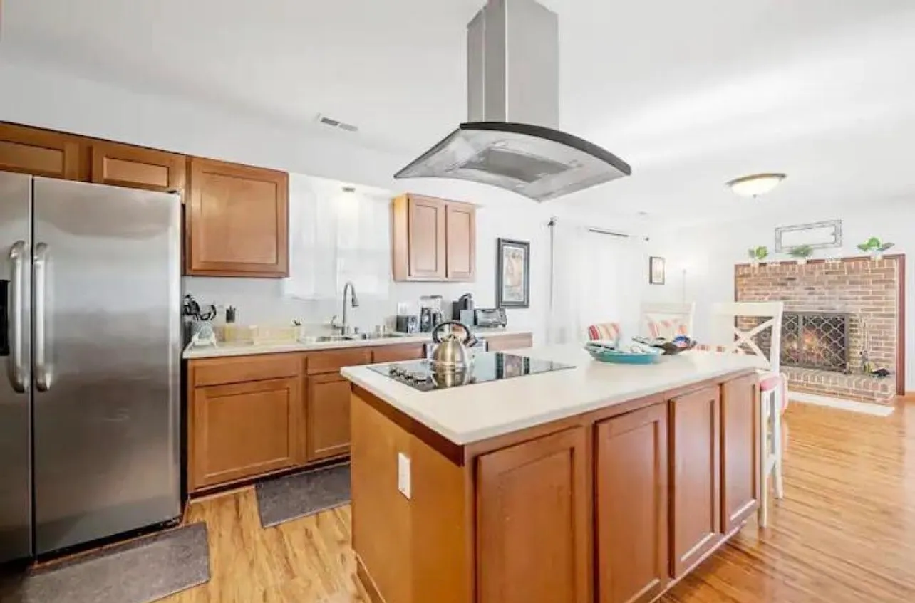 4 bed, 2.5 bath, 1716 sqft, $3,900 — Photo 1