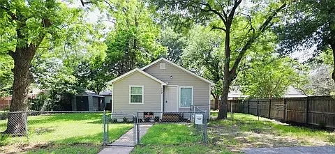 117 Hackberry St — Photo 1