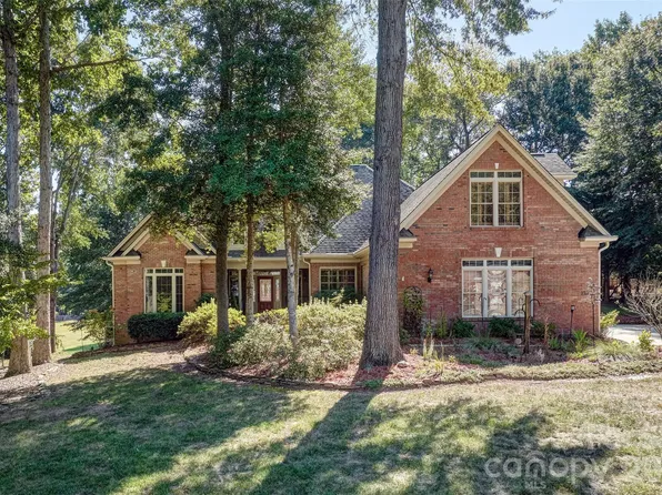 225 Highland Forest Dr, Lake Wylie, SC 29710