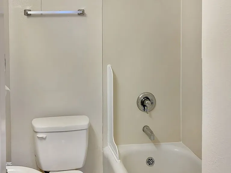 Town Manor Apartments — Photo 16