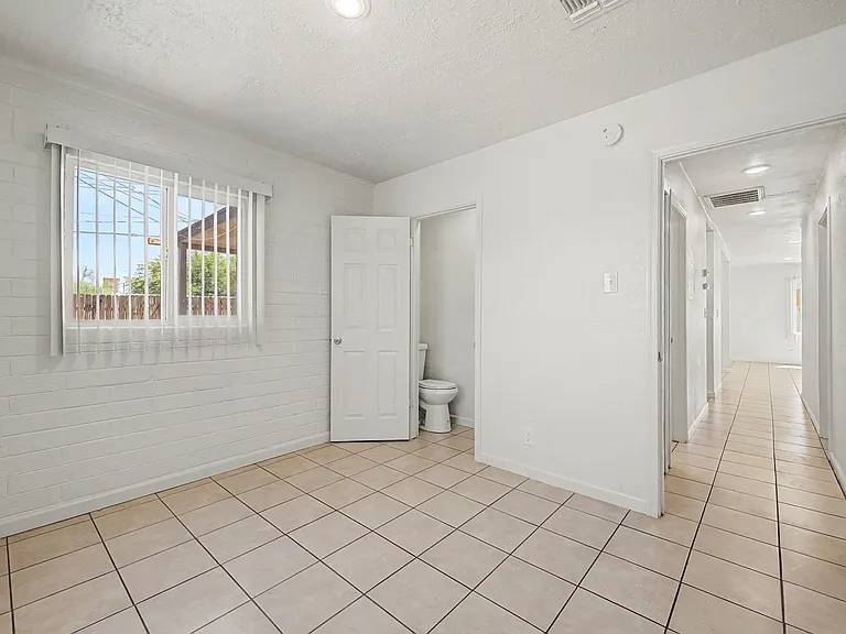 2433 E Cameron Vis — Photo 14