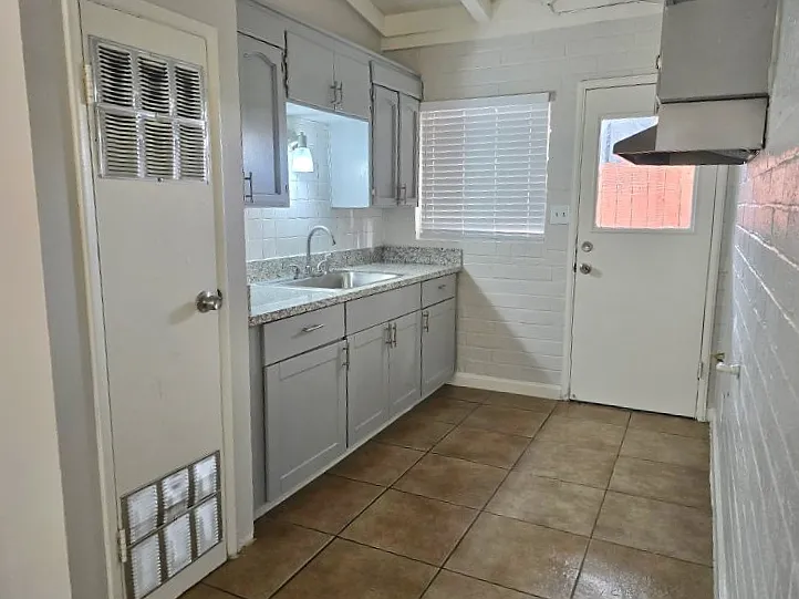 2 bed, 700 sqft, $1,250 — Photo 3