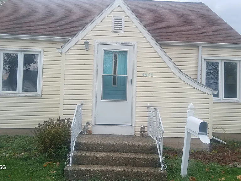 3640 Chapin Ave — Photo 1