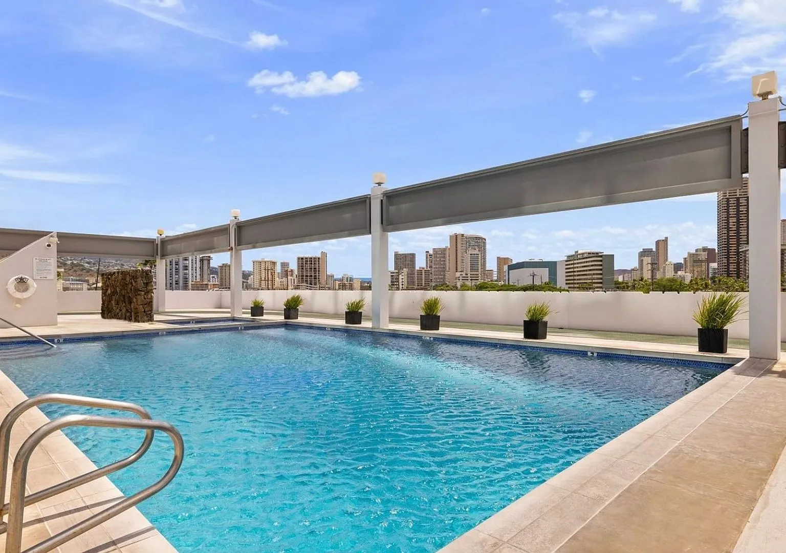 Spacious Corner Unit with Panoramic Honolulu Views - Mixed Use Commercial and Residential Allowed — Photo 2