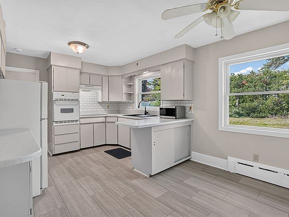 4th image of 221 Rochambeau St