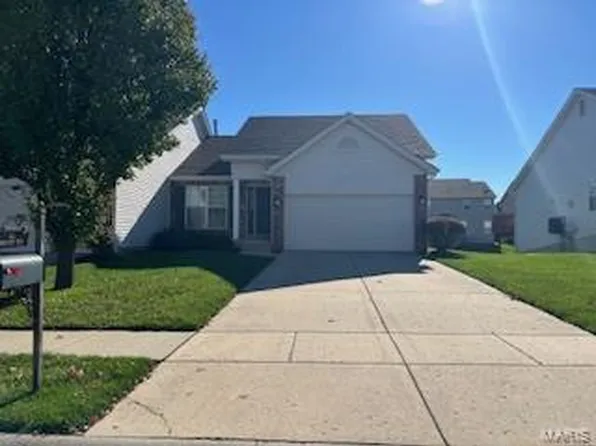 6818 Kensington Dr, Maryville, IL 62062