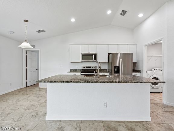 5th image of 908 NE 10th Ter
