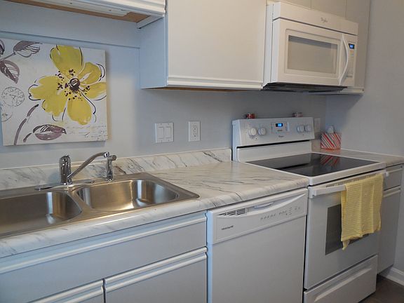 3rd image of 115 Buckingham Dr