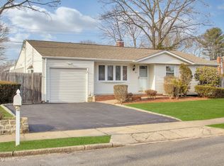 29 Hastings St, Dix Hills, NY 11746