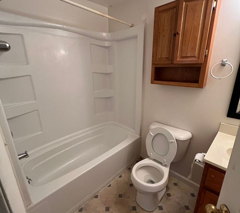 1st image of 4505 NE Scenic Dr APT A