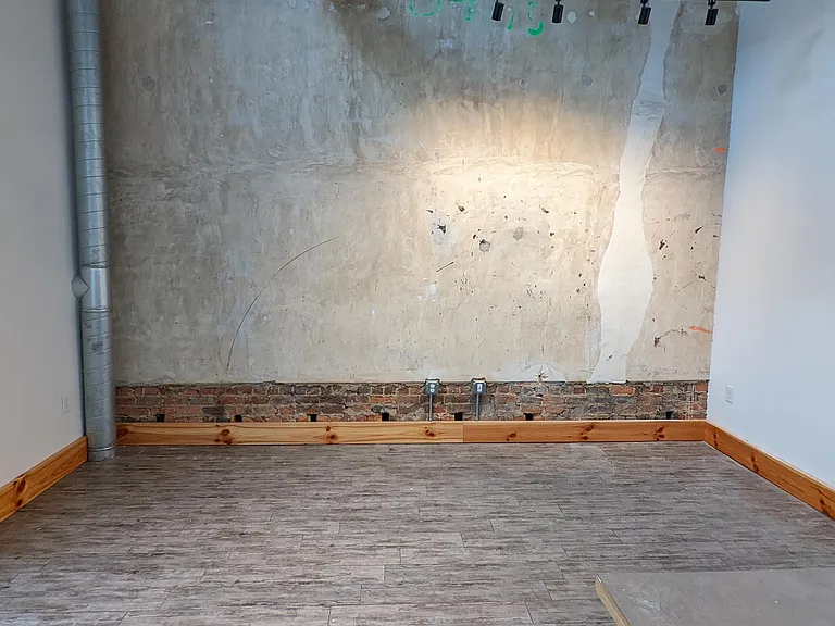 116 E Market St — Photo 5