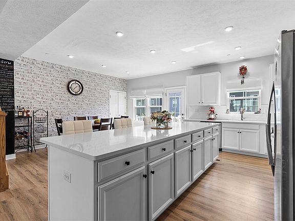 5th image of 4012 Crown Dr