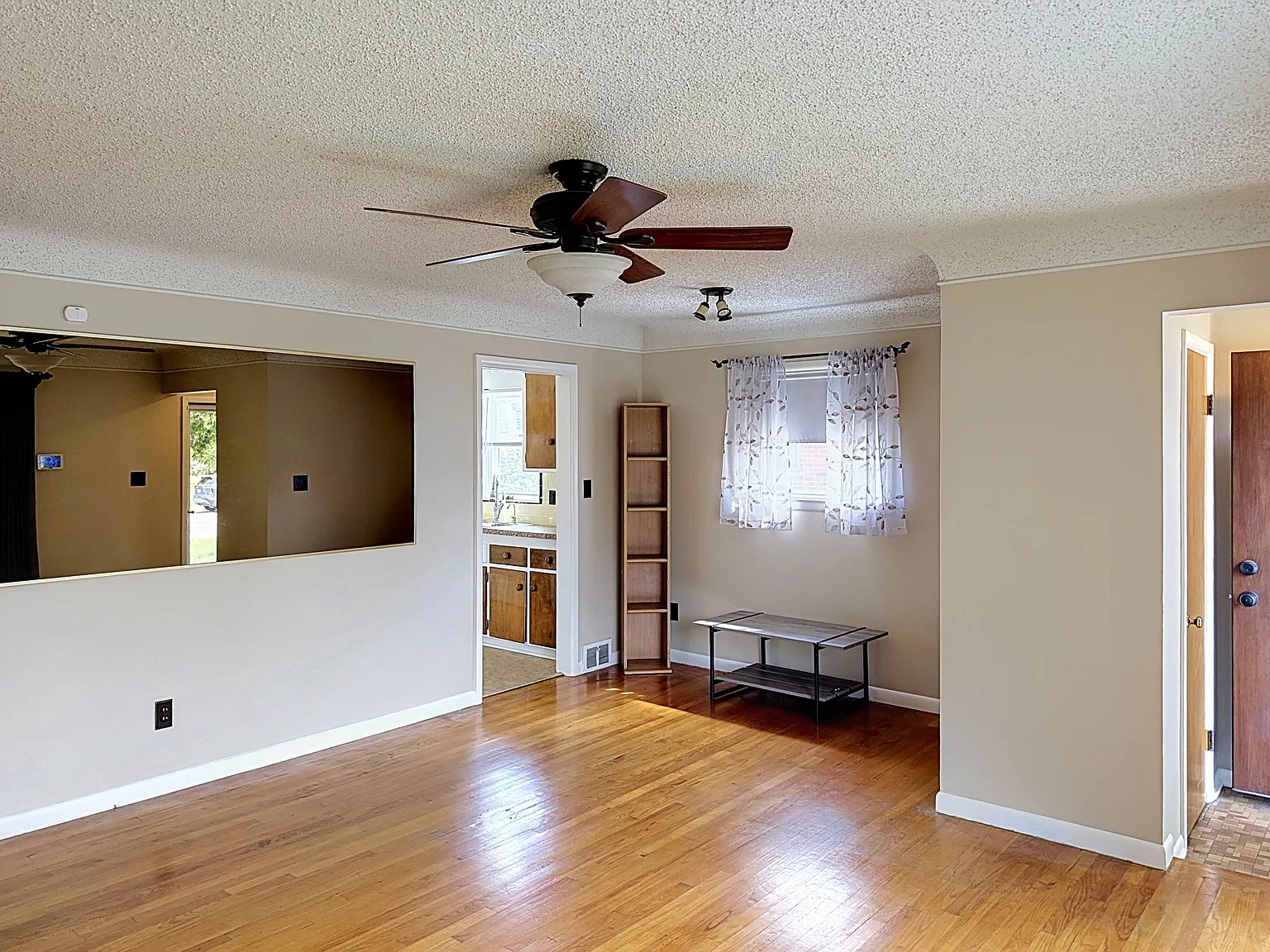3 bed, 1100 sqft, $2,200 — Photo 4