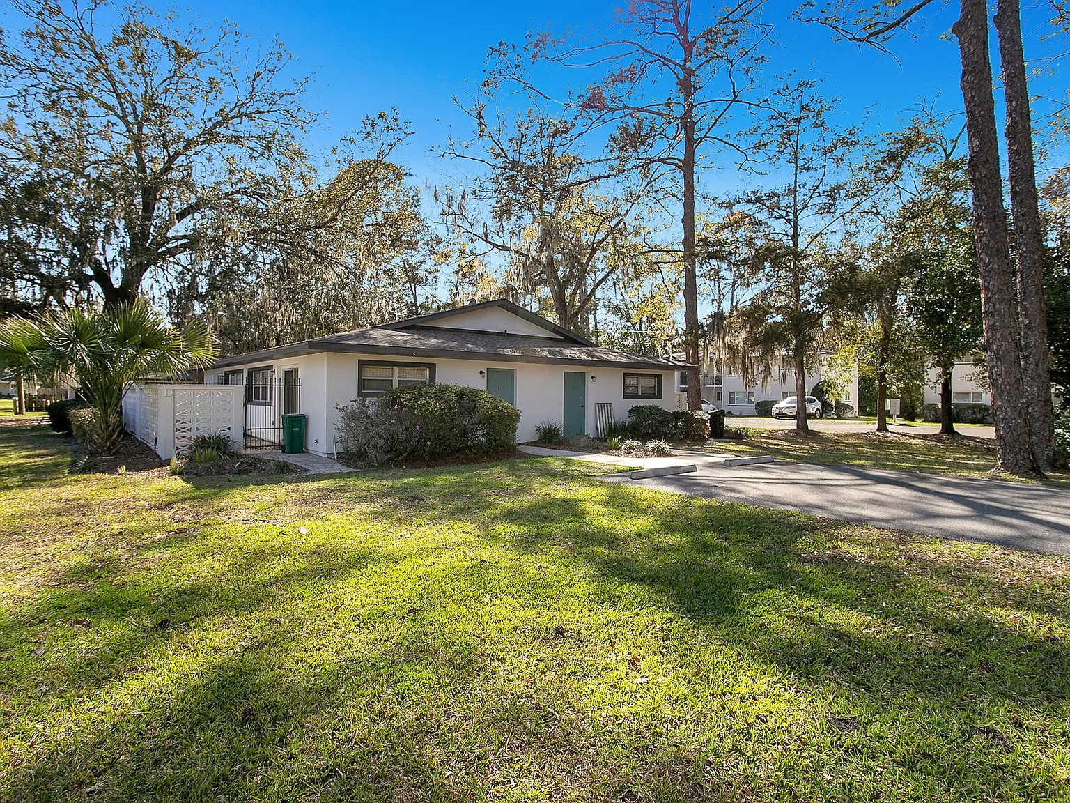 The Elizabeth | 1 & 2 Bedroom Apartments in Gainesville, FL — Photo 1