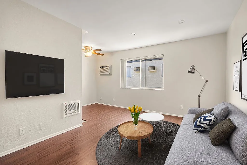 Topanga Canyon Apartments — Photo 2