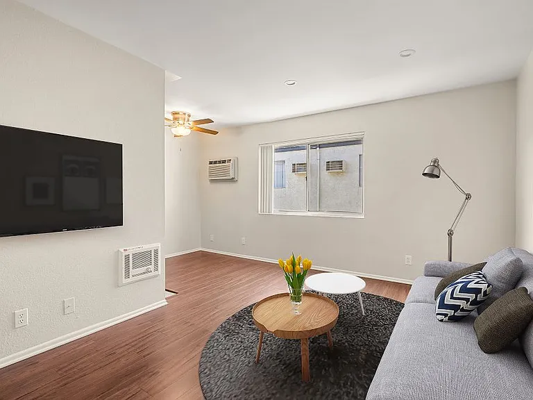 Topanga Canyon Apartments — Photo 2