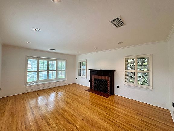 3rd image of 3822 Rose Ave