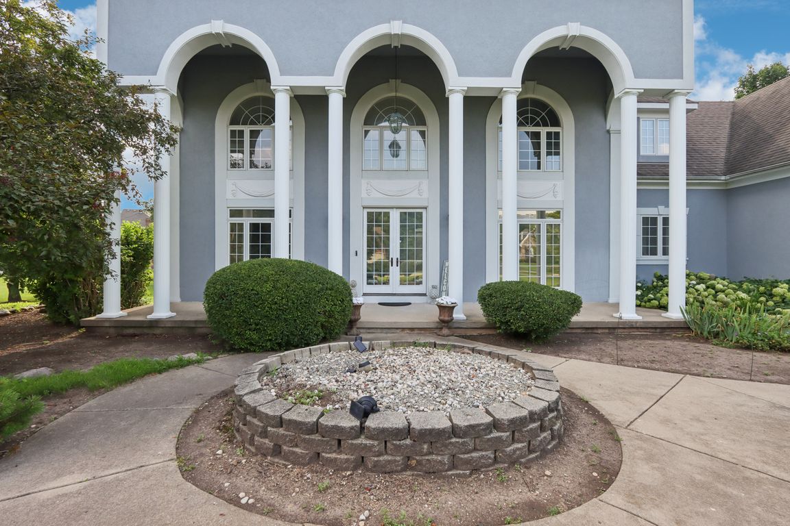 Oakwood Manor Dr-S2407-1-001.jpg