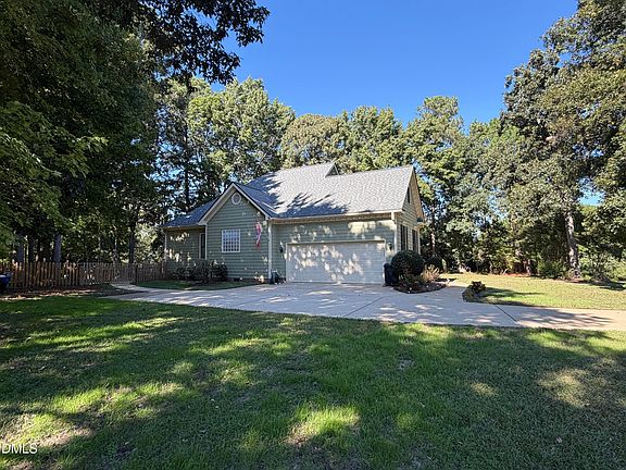 3rd image of 3200 Oaklyn Springs Dr