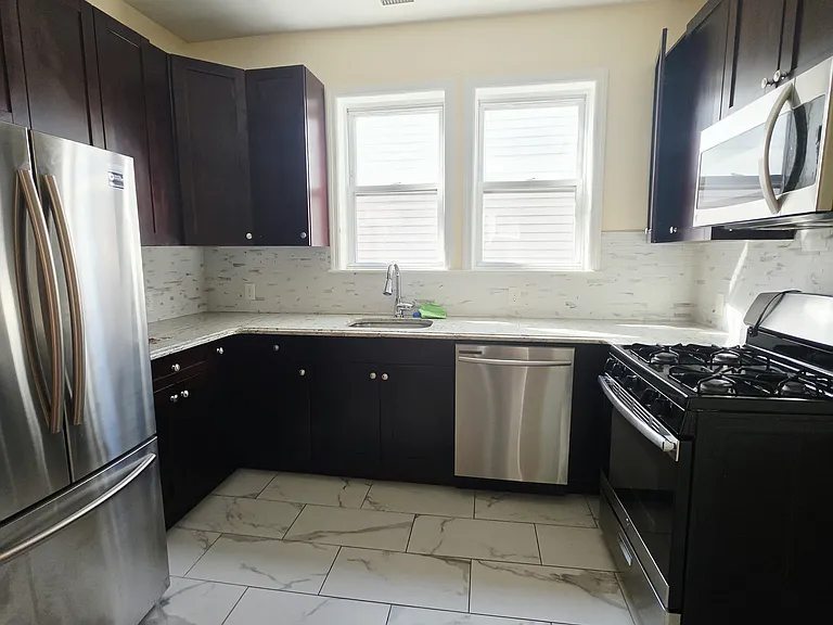 198 Danforth Ave #1A — Photo 2